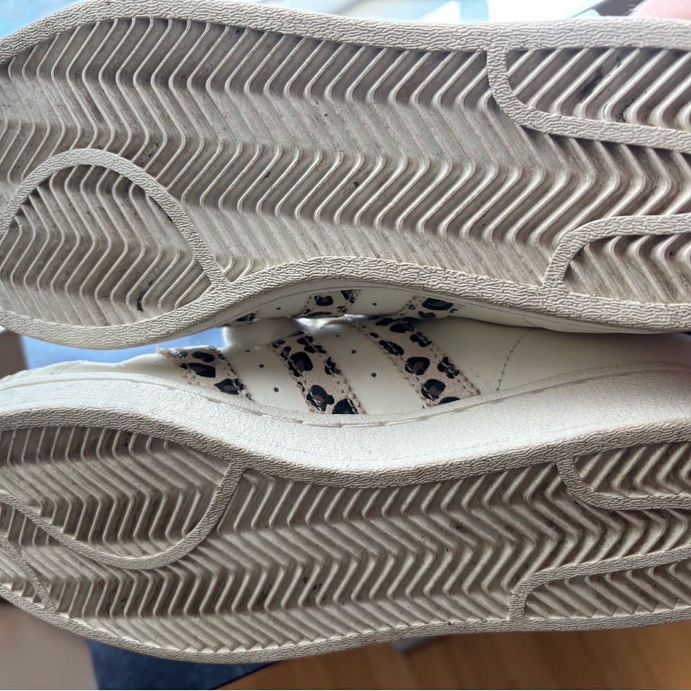 Women's Sneakers - White and Leopard Print - Picture 4 of 5